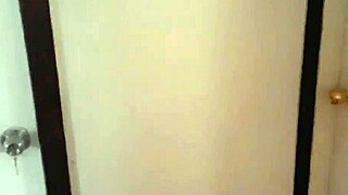 我发现继母困在床下，衣服撕裂，准备用她丰满的屁股粗暴角色扮演