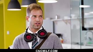 在自由使用办公室，我随时能操熟女们，太热了