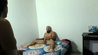 espio a mi hijastro masturbandose y le ofrezco mi ayuda con mi coño latino