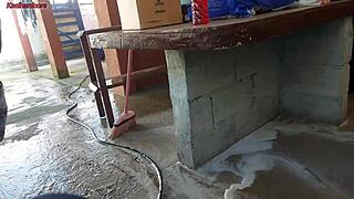 Minha Esposa Saiu E A Empregada Baixinha Gostosa Pegou Meu Pau E Colocou Dentro Dela Na Área De Casa