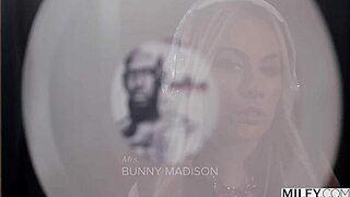 milfy anal-crazy blonde milfs bunny madison & alexis malone share a bbc 😈