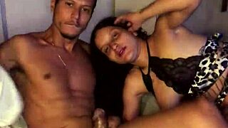 大屁股辣妹骚屄迎接热腾腾内射