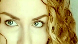 想知道她湿湿的逼有多深吗？超级紧！