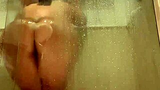 MOTEL MANAGER SPYING on NAKED CURVY LATINA in BATH