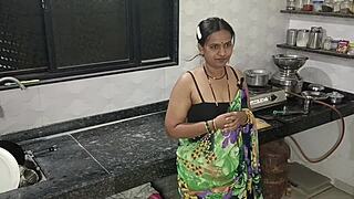 我和女友在厨房角色扮演，近距离看她天然奶子