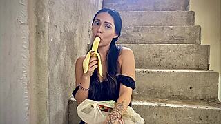 A Mi Vecina Le Gusta Tanto La Banana Que Ahora Tiene Ganas De La Mia - Porno En Espa�ol