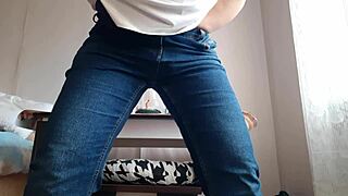 Does Hot Secretary Masturbate To Orgasm At Work?