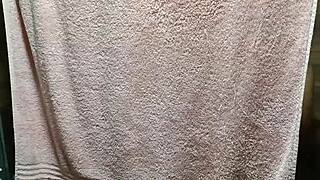 Llego A Casa De Mi Tía Y La Descubro Bañándose Se Masturba Y Casi Me Descubre