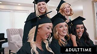 这些淫荡熟女在反向群交书呆子摄影师Charlie Forde能有多狂野，和Bunny Madison等人？