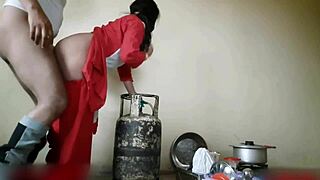 印度继妹厨房快速性爱。