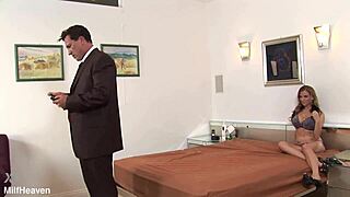 金发美女穿渔网袜和高跟鞋弯腰深喉口交和激烈手指插入床上