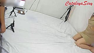 大屁股拉丁模特在直播中穿新内衣摆姿势