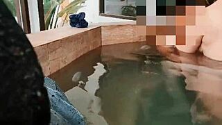 Esposa Consolando a Amigo de Su Esposo Flashing Pussy