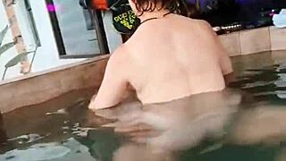 Esposa Consolando a Amigo de Su Esposo Flashing Pussy