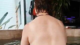 Esposa Consolando a Amigo de Su Esposo Flashing Pussy