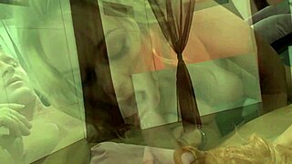 丰满辣妹佩奇让她的英国大奶在热辣美国操中弹跳