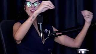 Kaly Khalifa最佳时刻在无前戏播客与Bia Hot第三部分。观看她穿着透明红色内衣BD SM支配和公共高潮。