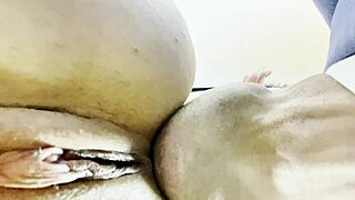 布里塞达迈尔斯穿着丝袜为首次业余肛交特写表演舔肛