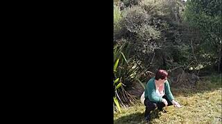 Trashy kiwi milf boldly pisses on roadside as traffic rushes by