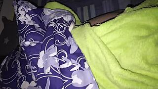 mi madrastra hechada en mi cama en el dormitorio