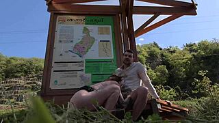 il me baise sur le bord de la route