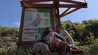 il me baise sur le bord de la route