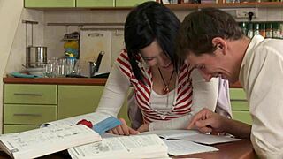 床上微妙舔光毛阴，年轻俄罗斯女孩