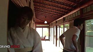 嘿，看这激烈JAV口交变成狂野日本妈妈无码操逼