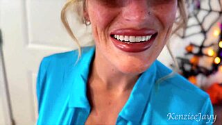 金发披萨送餐女孩深喉大黑鸡巴并吞下精液 😈🍕