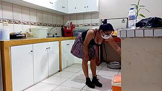 Este secreto sera entre tu y yo no se lo digas a tu padrastro y lo seguiremos haciendo cada vez que estemos solos en casa