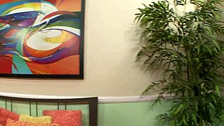 棕发荡妇Allie Jordan在渔网和鞋跟中吸吮和操大鸡巴！