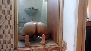 milf colombiana gets so horny she masturbates at neighbors bathroom door