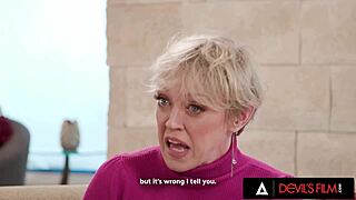 魔鬼电影场景：丰满熟女Dee Williams用大奶子乳交，顽皮继子观看激烈动作展开