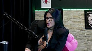 你从未在台球桌上操过吗？Leticia Braga在飞机上给逼，还得到花束！