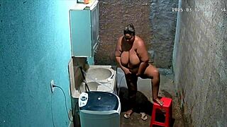 Camera Escondida Madrasta Se Depila Enquanto Seu Enteado a Vê na Câmera