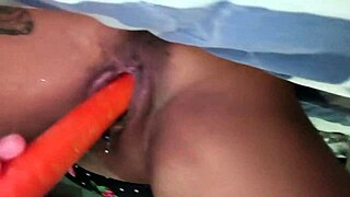 Salada Safadinha Plays With Carrot In Her Pussy