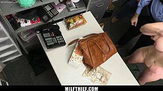 保安们，你们怎么看为了自由群奸小偷 - 熟女小偷？