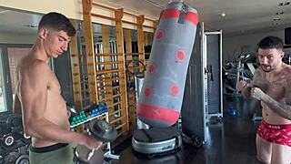 在健身房对 Andrea Lux 的双重插入，大鸡巴口交和双重插入动作