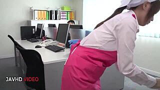 嘿，抓到这个大屁股大奶妹在车库被Ricky惩罚，深喉和骑乘