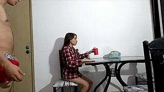 la cachonda de mi hermanastra quiere leche para su cereral y me la termino follando duro hasta correrme dentro de ella