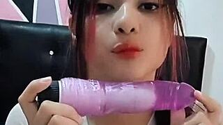 天哪，这个性感女演员给继父一个真正的家庭口交 😏