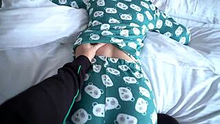 后妈和继子在酒店房间同床，口交、女上骑乘、内射！