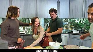 我喜欢让生活中最重要的男人们在一个屋檐下免费使用我，用口交和后入式在硬核群交中