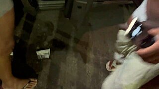 No pelo na frente de todo mundo, grupo de amigos fode na pele e usa dentro sem se importar!