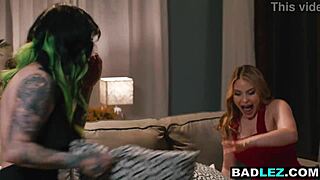 丰满拉丁熟女用玩具操大屁股金发继妹在女同动作中