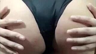 Encuerando a doña mary in her room after husband leaves.