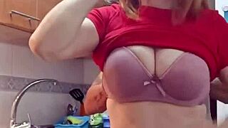 Raw encuentro a mi suegra en la cocina con ropa sexi y follandomela in anal assfucking