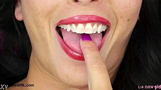 年轻狂野可爱女孩在单人摄影中展示性感身体