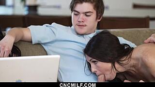 stepsisters call an freeuse it guy to repair their laptop - cncmilf