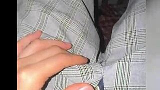 Madrastra Entra Al Cuarto De Su Hijastro Y Lo Encuentra Con La Verga De Fuera Ella Se Calienta Y Le Pide Que Se La Coja